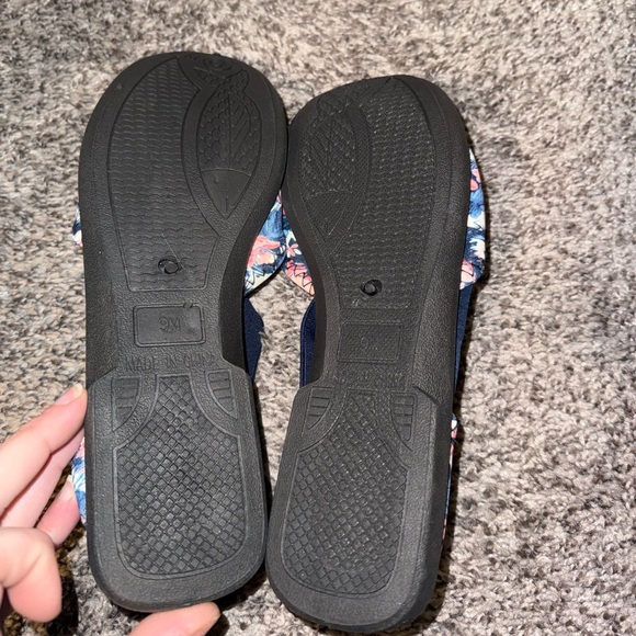 NWOT Floral Navy Women's Shoes size 9 - Picture 3 of 3